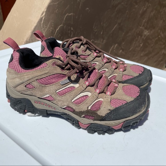 Merrel pink hiking shoes. - Picture 2 of 8